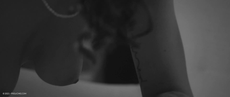 Emylia Argan La última vez [03.07.21] [1080p]