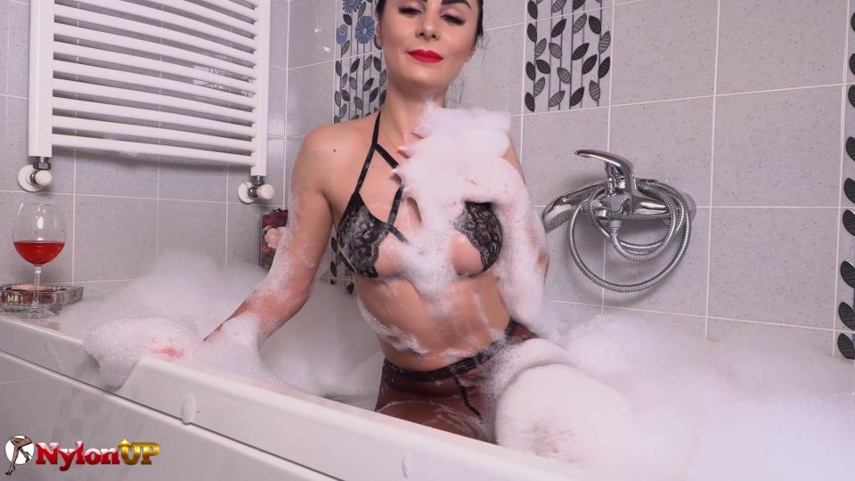 Diosa Ambra - Diosa Sensual Ambra te seduce en la bañera - Pie Fetish