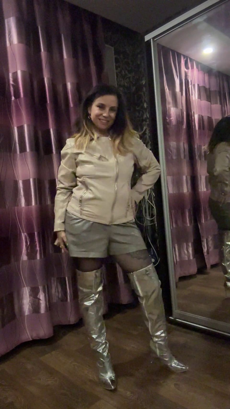 Larisa Cum - Ich probiere verschiedene Lederjacken an - Es sind sch¶ne silberne sti... 1080P - Germany