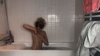 RhiannonRyder1995 - shaving and fucking her self in the tub