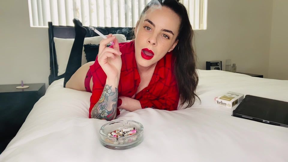 Dani Lynn - Smoking Marlboro Gold 100s In Bed - Smoking