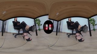 maravillosamente hermosa Petra quiere que su esclavo lame las suelas sucias de sus sexys tacones Femdom!