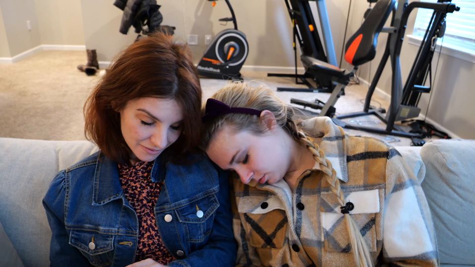 video online 16 Chicas Durmiendo – Lily y Rebecca pies durmientes, diosa femdom en femdom porno