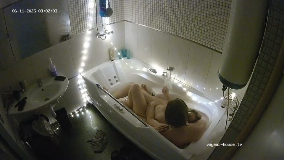 -Amateur HD- Group Bathtub Fun Voyeur 2025 Erik Harold