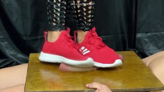 Kloe, The Fetish Couple Kloe & The Fetish Couple - How Many Full Weight Jumps Before Your Pop - Ballbusting