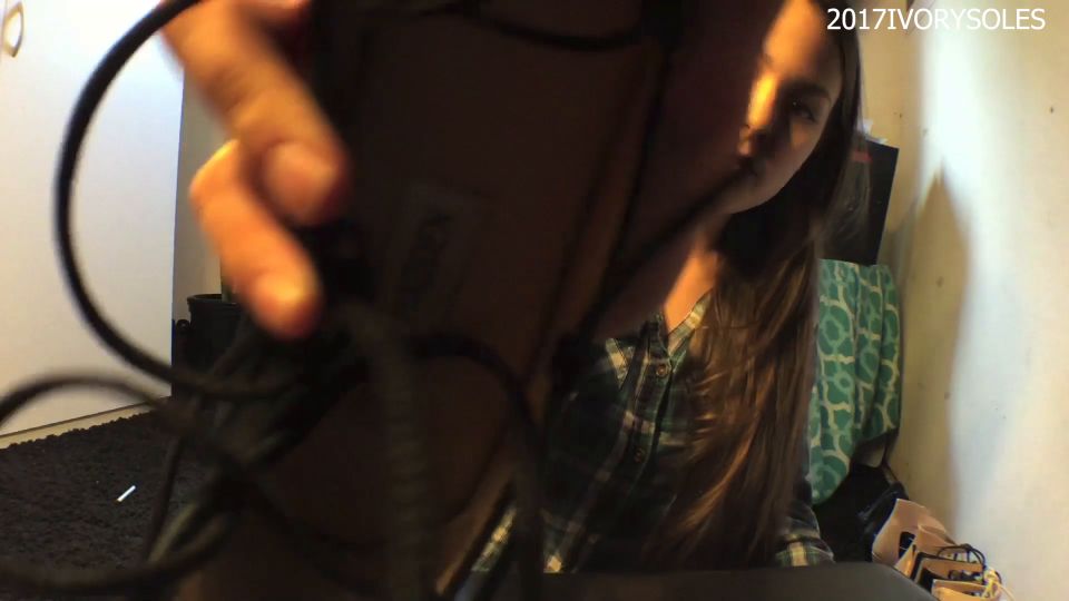 vídeo en línea para adultos 37 Princesa de Marfil – Huele mis pisos apestosos y pies  joi video  pov amirah adara femdom