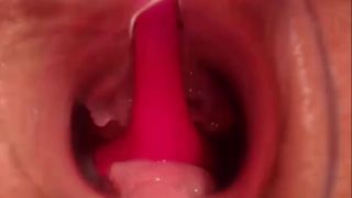 Embarazada, mira hacia adentro.