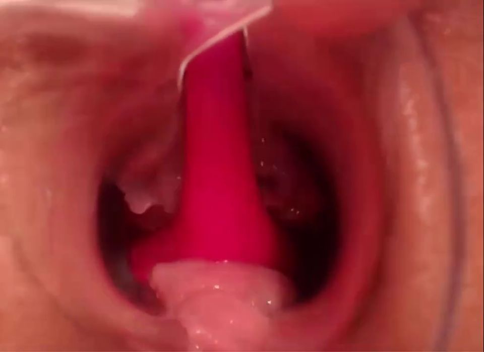 Embarazada, mira hacia adentro.