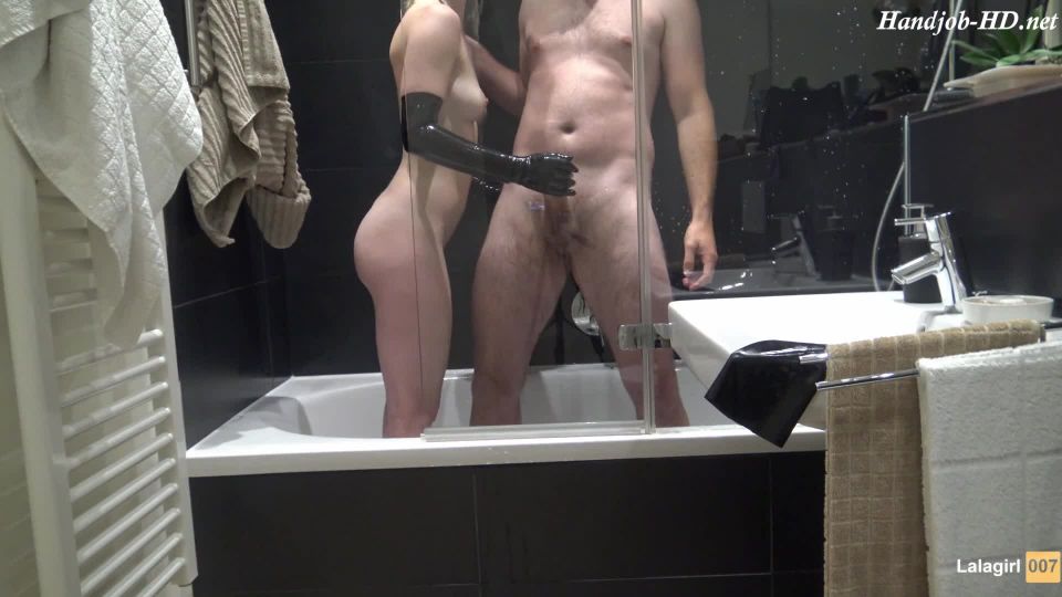 Guantes de látex Pajarilla de la hermanastra bajo la ducha – LaLagirl007 Pie!