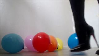 InkedDutch - ballonnen knallen met hoge hakken