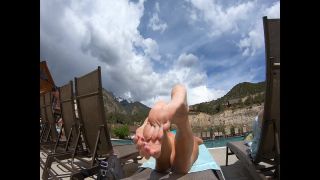 Mikayla Miles - Pies de Piscina... Estás sentado detrás de mí.