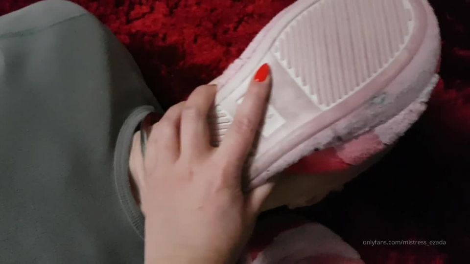 Onlyfans - Ezada Sinn - ezada - ezadaHappeningAhora siéntate debe oler y adorar Mis zapatillas apestosas como un recordatorio de su lo - 19-12-2018
