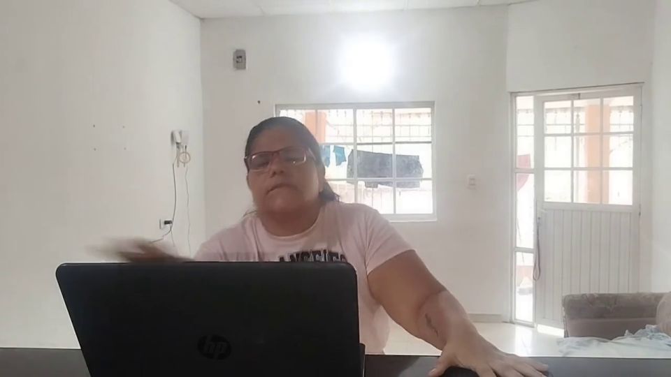 Adribella69 - Una ama de casa paga a un técnico con una buena mamada y una follada dura, deliciosa mientras su marido trabaja