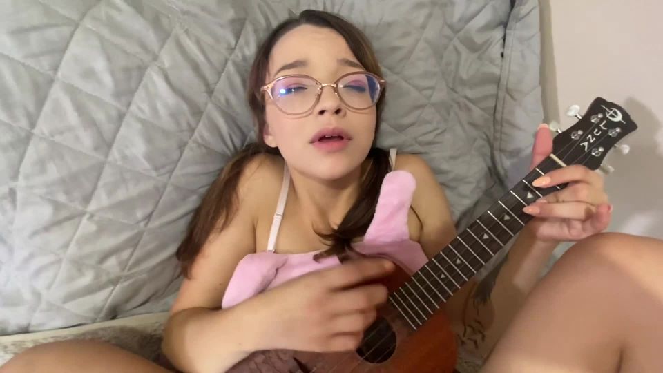 Ble Godshark - Cariño Hayes-jugando Ukulele y follando