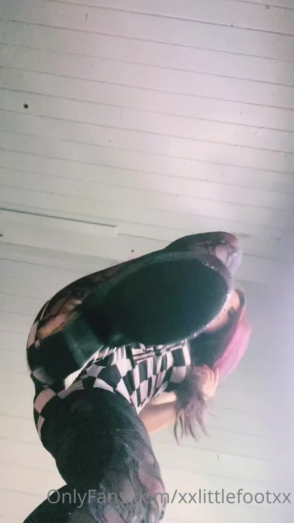 xxlittlefootxx  Stomp you like a bug, femdom foot domination on femdom porn 