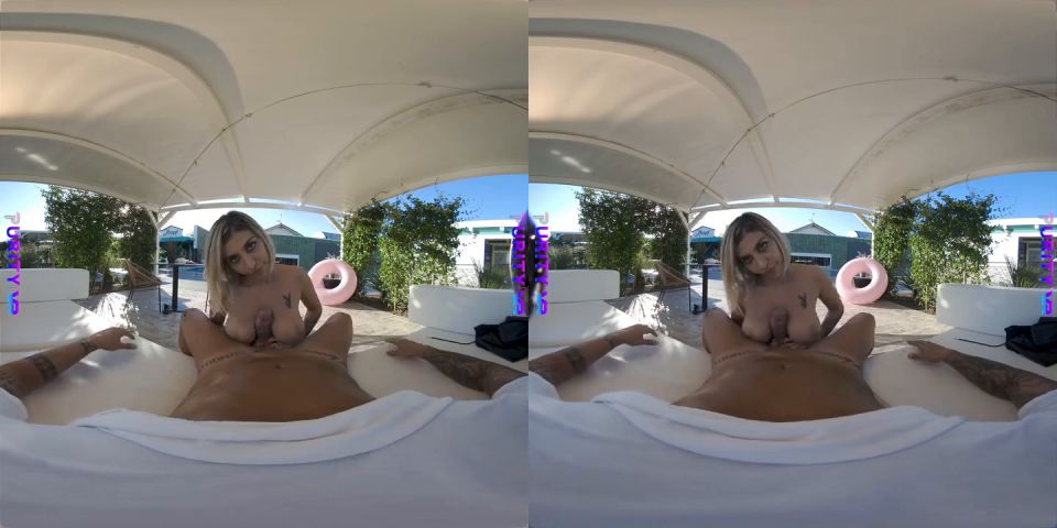 Medias PURITYVR Teta grande rubia Lisa Amane monta una polla rígida en la cabaña junto a la piscina