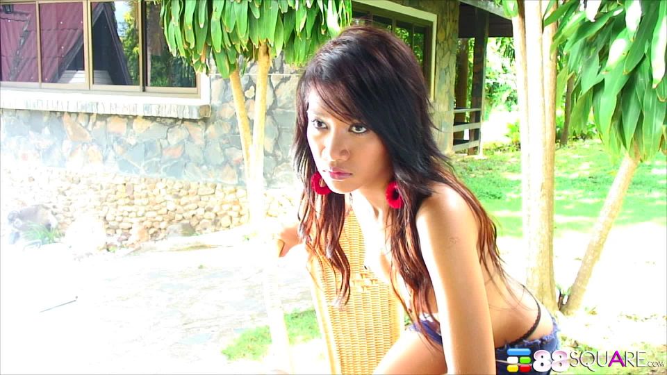 Benz Sarawadee detrás de la pantalla RAW 4