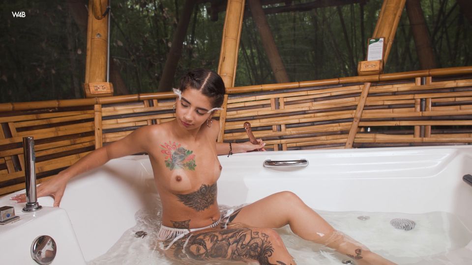 Tormenta - Jugar con un cristal Dildo - Adolescente