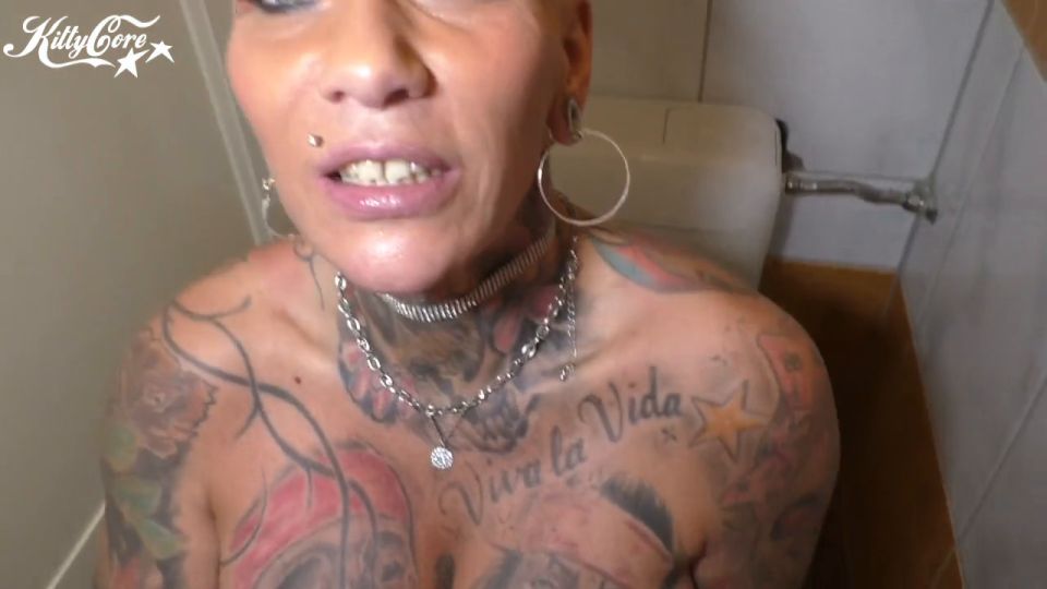 Follando en el baño KittyCore (porno MILF)