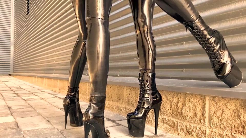 clip 42 DOS BRUNETTES PASA EN LEGACIONES LATEXAS [MyLatexBabe] (FullHD 1080p) en femdom porno fetiche aspirante