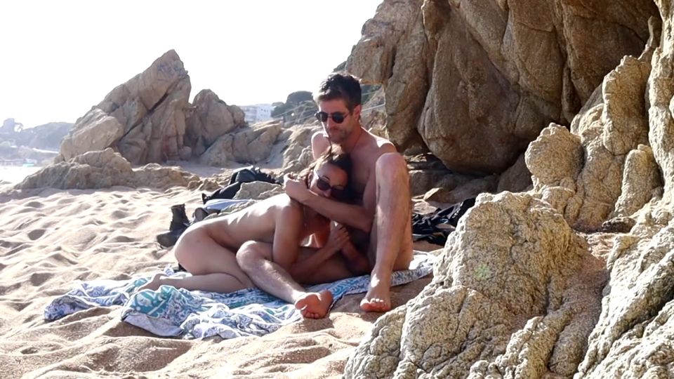 Couple caught having sex on the BEACH [720p] - Teen