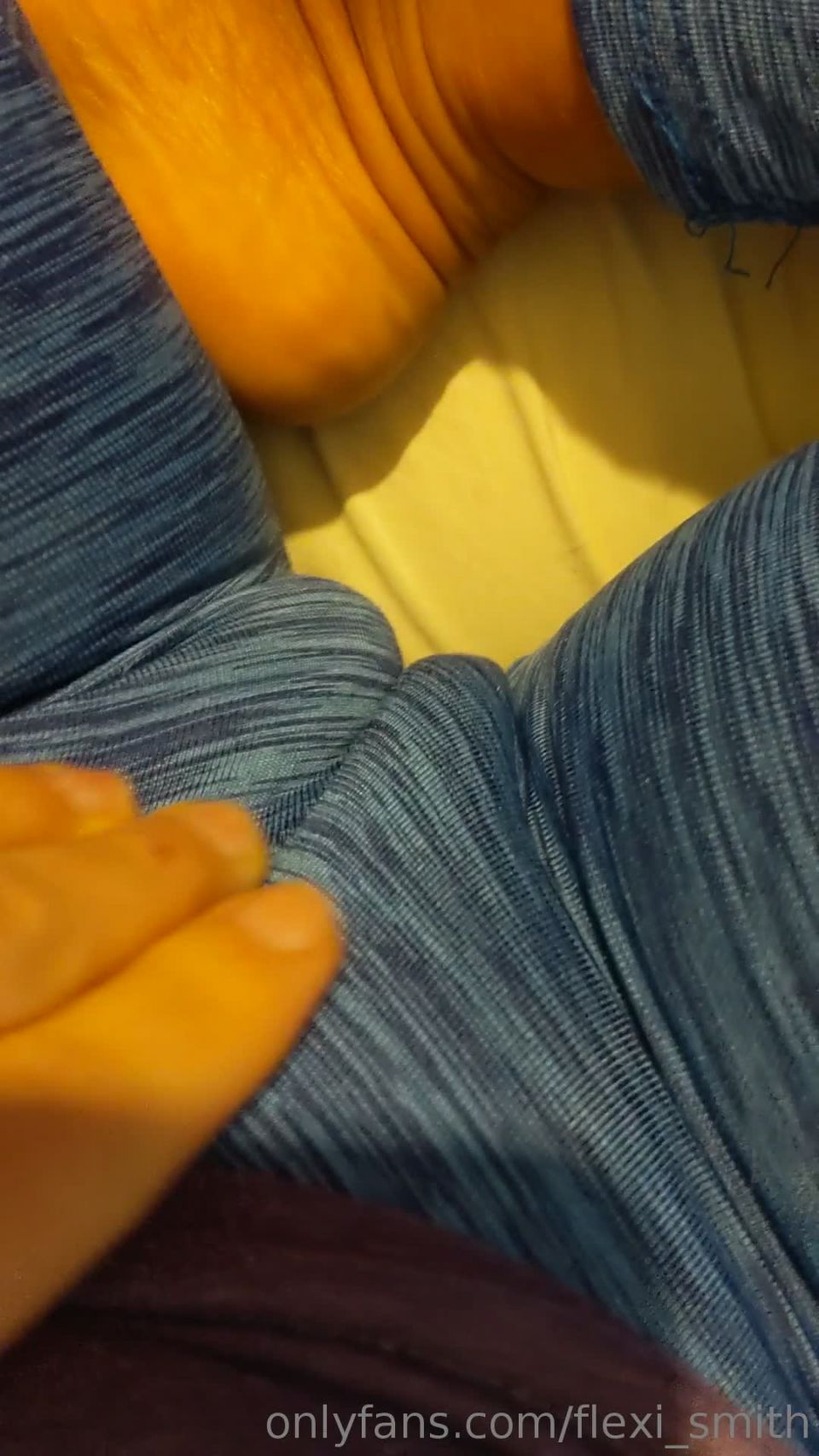 Onlyfans - Lexi Smith - el herrero de Lexi - thelexismith Hacer los deberes en mis pantalones de yoga y sin bragas y simplemente no puedo dejar de jugar con mi coño - 08-02-2019