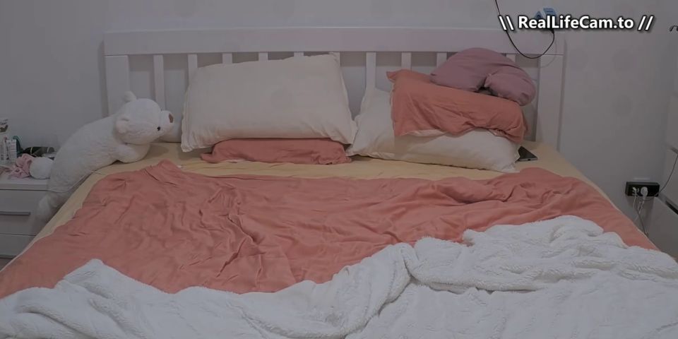 2025 RealLifeCam: El sofá de Dasha y Sasha Sexo y Mamada [SD 604p]