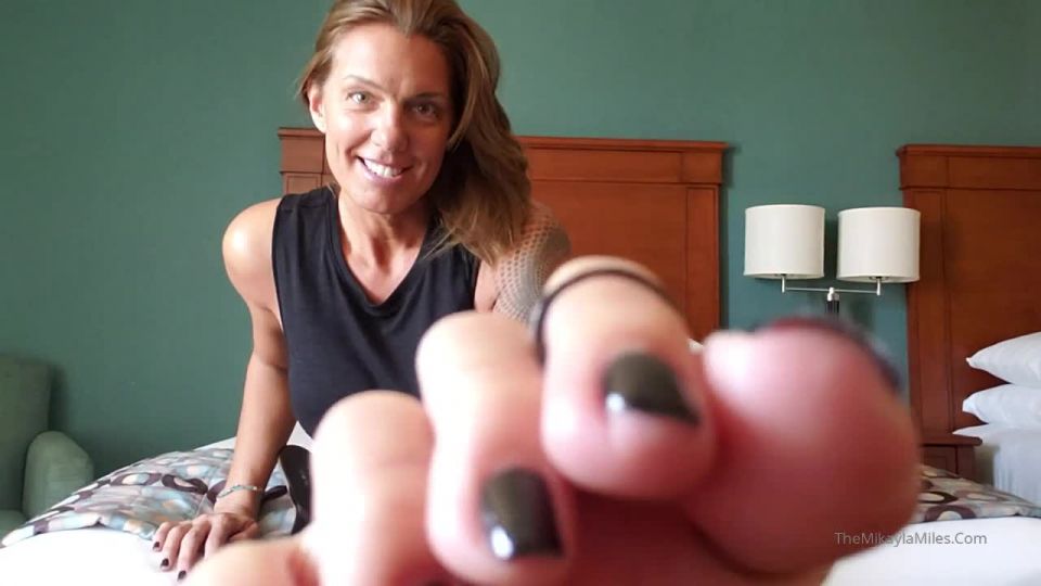 Mikayla Miles - JOI a los 16s mikayla millas grandes suelas sexy.