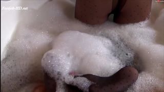 Ina-Maria-Nylonfootjob in der Badewanne!