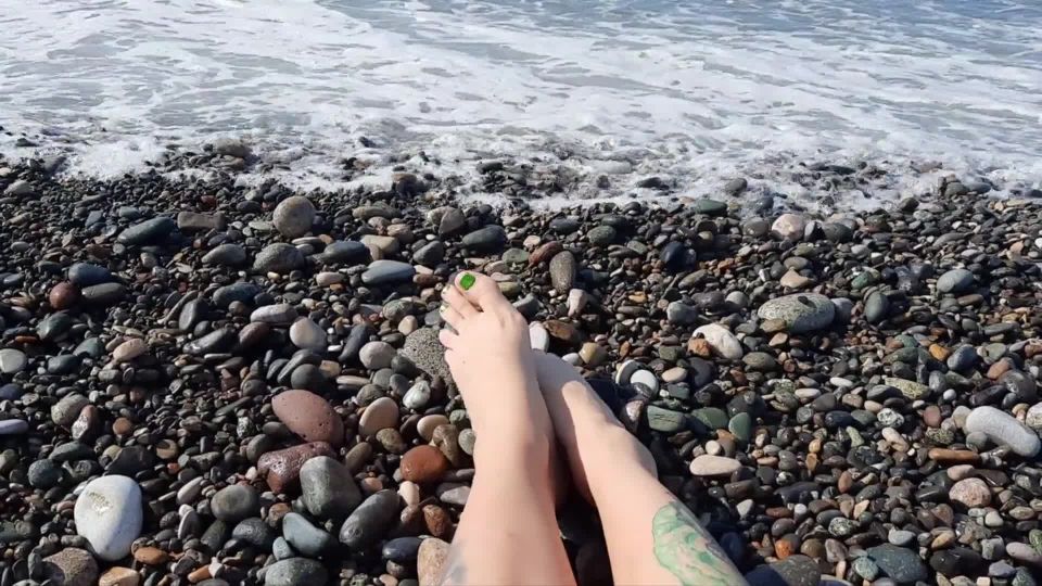 7125 Beautiful legs and feet of Dominatrix Nika are enjoying ...