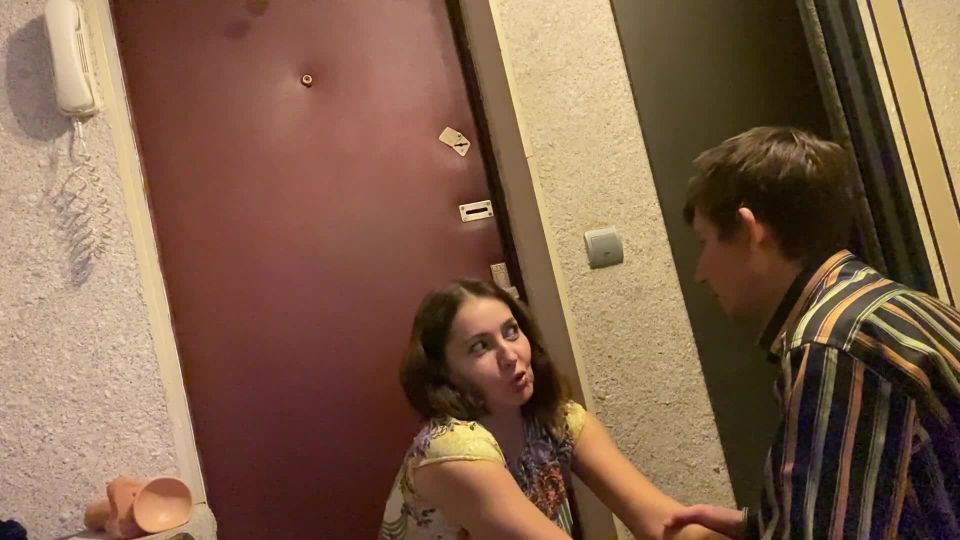 [Amateur] Tumanova milf gave a blowjob to a delivery guy of cocks