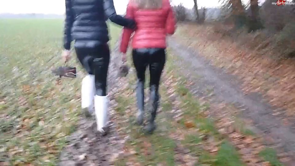 My Dirty Hobby - Shinylady2015 - 2 Girls - Sneaker werden erledigt In Gummistiefeln spielen wir Fus... - Amateur