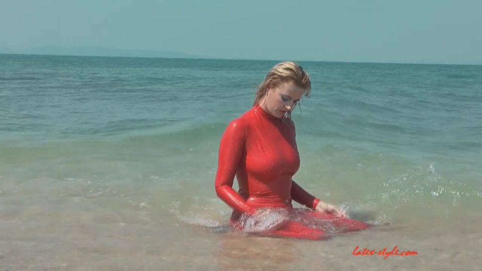 LatexVeronica LATEX 78 20110428 sirena de látex rojo (mp4)