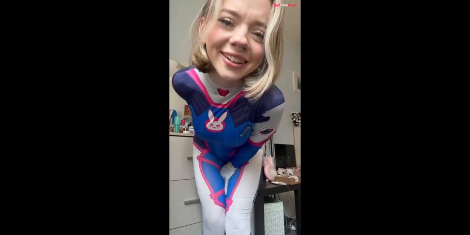 Sexy Cosplayer Girl Tease And Spit