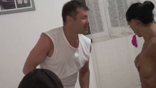 [K2S.CLUB] GianinaTS - Gesellschaftsabend eskaliert in Dreier Orgie mit Creampie - FullHD 1080P