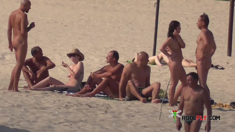video en línea 32 Chica delgada con tetas desnudas en una playa nudista 3  nudismo  hardcore porno bosque puta hardcore juego público