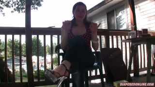 Diaperedonline2Savannah Savannah POV en el patio trasero