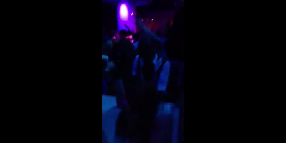 sexo en un club nocturno