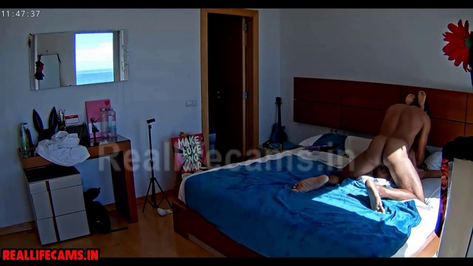 Reallifecam - Maghdela y los huéspedes tienen sexo caliente jugosa mamada en el dormitorio después de terminar el baño 27.10.2024 720P - Amateur